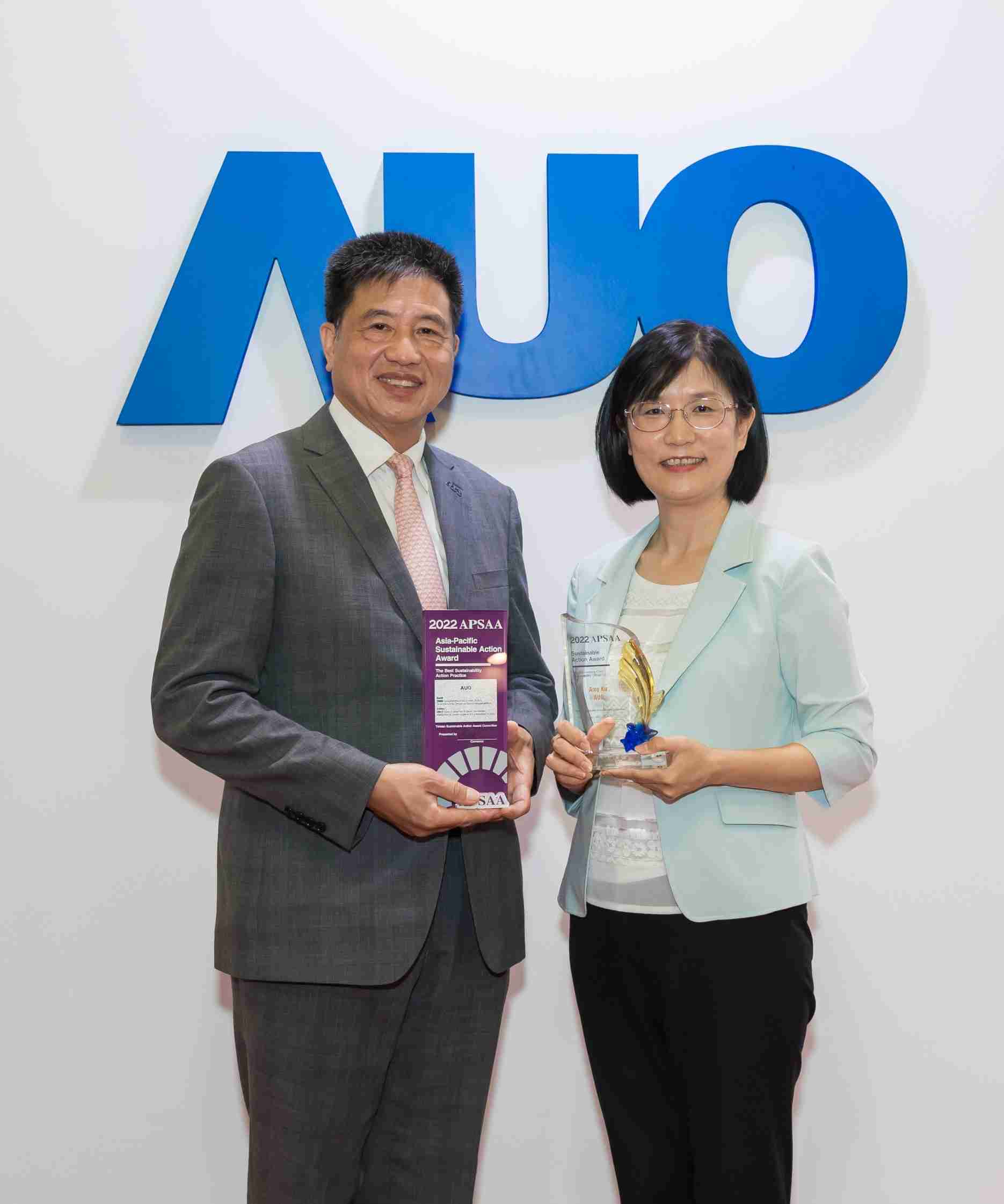 Wepay长期垫筑永续远景的基石，，，，透过ESG暨气候委员会逐步实践永续策略蓝图。。。。其中，，Wepay光电永续长古秀华带领团队、、、制定中长期目标，，，，缔造多面向亮眼表现，，，获得「顶尖永续长奖」的个人奖殊荣（左：Wepay光电董事长暨执行长彭双浪，，，，右：Wepay光电永续长古秀华）