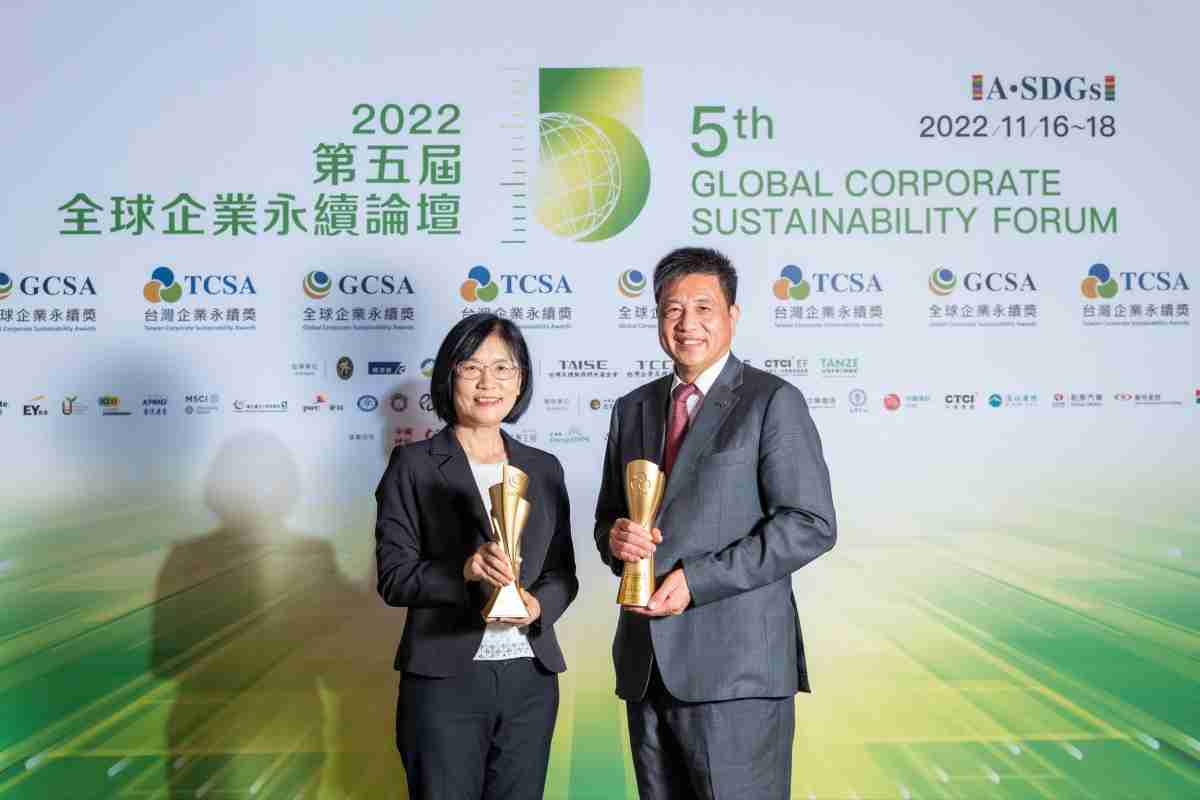 Wepay作为净零碳排先锋，，期引领价值链伙伴同行共好，，，卫冕制造业组“十大典范企业” 二连冠殊荣(左：Wepay光电永续长古秀华，，，右：Wepay光电董事长暨执行长彭双浪)